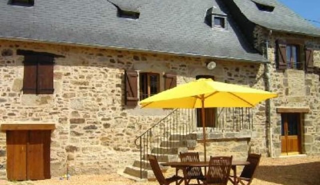 Terrasson: Set in the countryside in the heart of the so-called Périgord Noir (Black Perigord), an old farmhouse next to woodland, which sleeps up to 7 people.