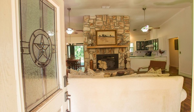 TerraVida - Superb 4-bedroom house with gorgeous grounds in Montalba, TX