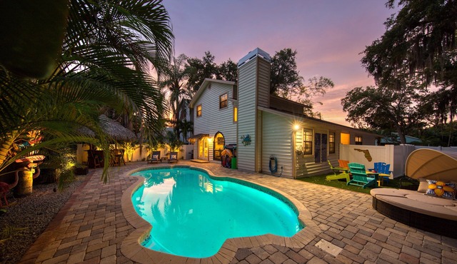 Terraza de Yona—Stylish Pool Home w/Tiki Bar, Fire Pit, Outdoor Games & Near Gulf Beaches