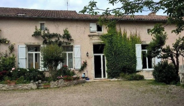 Terre Happy – Country House with Shared Pool in Ribérac