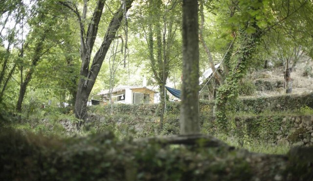 Terre libre 2, glamping. Hutt with garden and access to a river.