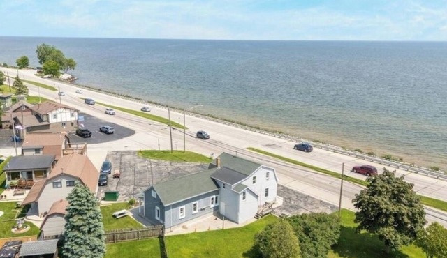 Terrific 2-bedroom apartment in Two Rivers with stunning views of Lake Michigan