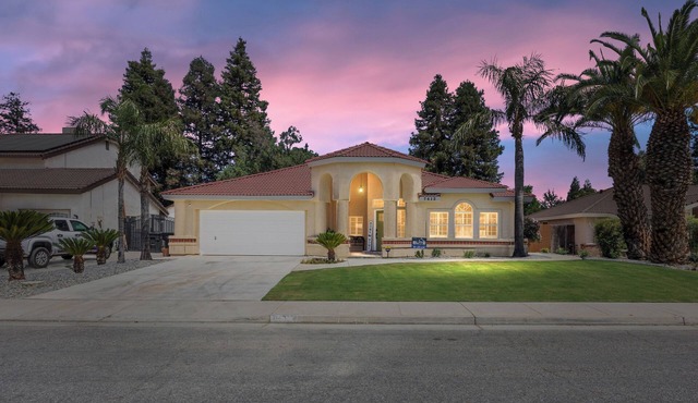 Terrific 3-bedroom home with AC in quiet Bakersfield Cul-de-sac. Great Location