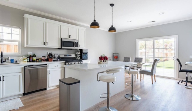 Terrific 3-bedroom house with AC in Santa Clara 4 miles south of Levi Stadium