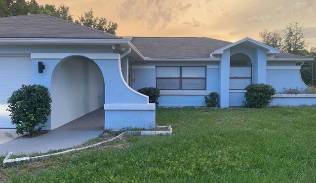 Terrific 3-bedroom house with bird caged swimming pool in Spring Hill