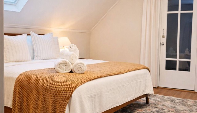 Terrific 4-bedroom apartment with AC in vibrant Chicago