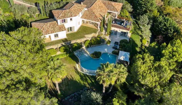 Terrific 6-bedroom villa with view of Mougins village