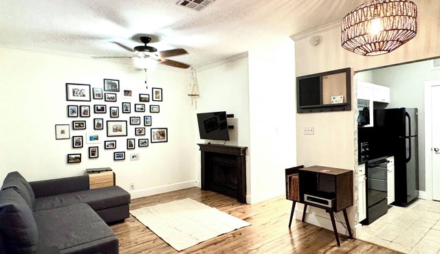 Terrific apartment walking distance to UT Austin, bars and restaurants