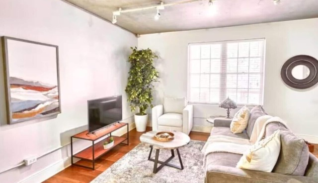 Terrific Dallas Location! 2BR w/Wi-Fi & A/C – Knight 205