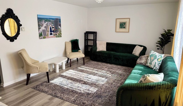 Terrific Freshly Renovated 2-bedroom apt in Albany perfect for your getaway KING