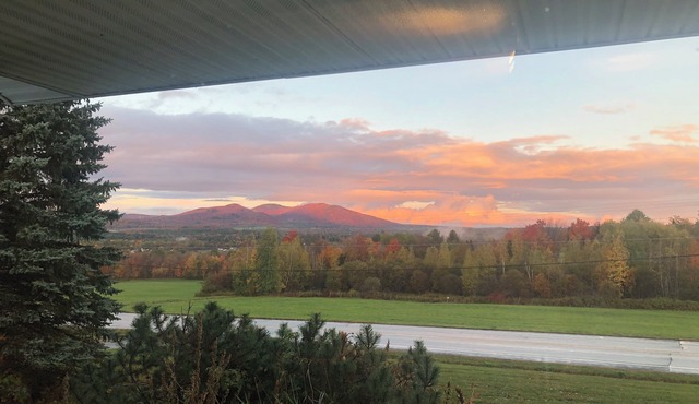 Terrific spacious 5-bedroom ski house in North Troy near Jay Peak Resort!