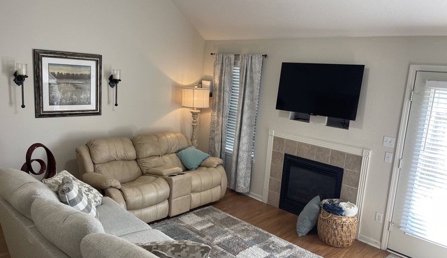 Terrific Townhome w/fenced in yard and patio