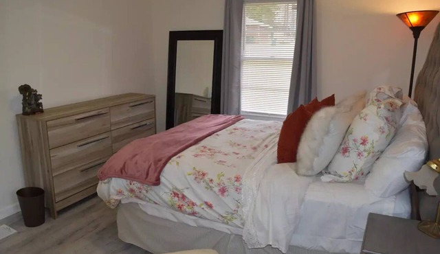 Terry by the Trail Bungalow- 30 + Day rental with utilities and internet