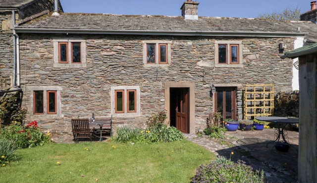 TETHERA COTTAGE, family friendly, with open fire in Bampton, Cumbria