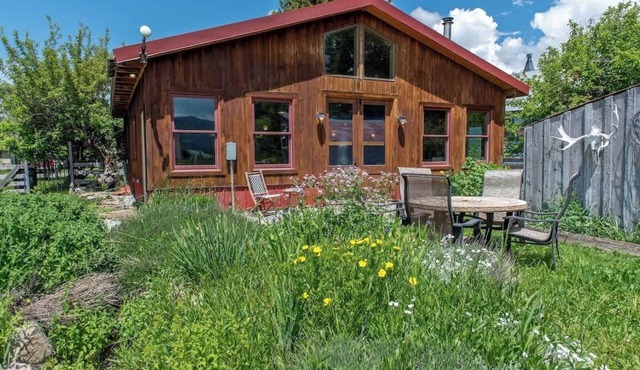 Teton Homestead: Cozy Cabin in Downtown Victor