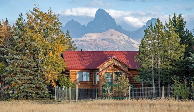 Teton Homestead: Teton View Retreat, 2 Cabins