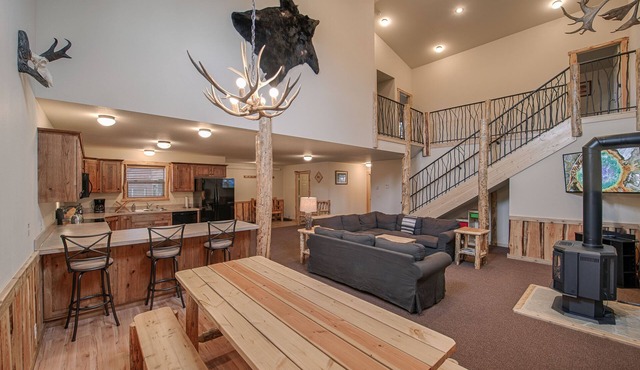 Teton Townhouse - Sleeps 6 - 12, 5 Blocks from Yellowstone's West Enterance