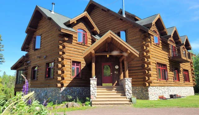 Tettegouche Lodge 8BR-6.5Bath & 32 acres of outdoors relaxation ON Baptism River