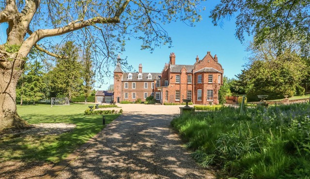 TEULONS HALL, pet friendly, character holiday cottage in Spilsby