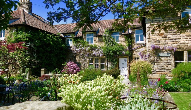 TEVIOT COTTAGE, family friendly, with a garden in Corbridge