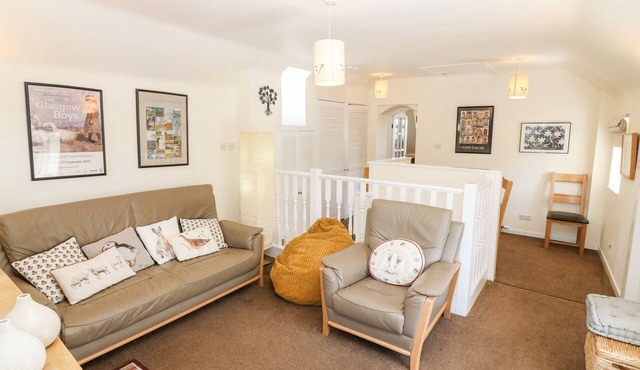 TEVIOT VIEW COTTAGE, pet friendly, with a garden in Ancrum