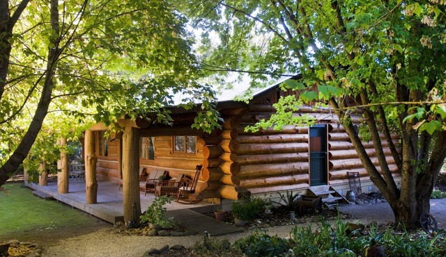 Tewksbury Lodge - Authentic Log Cabin