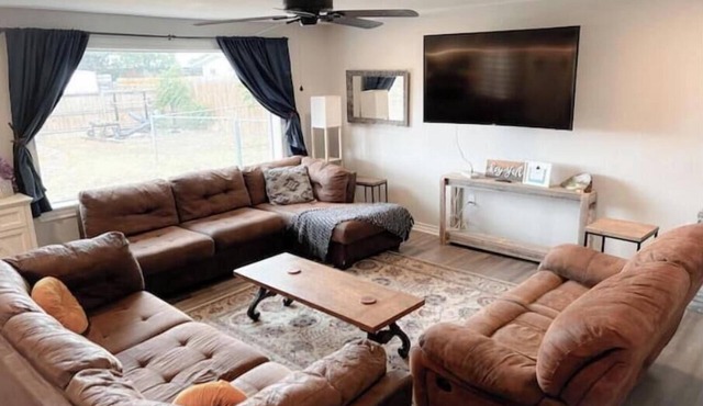 Texan delight- 6 bed house/large yard/streaming!
