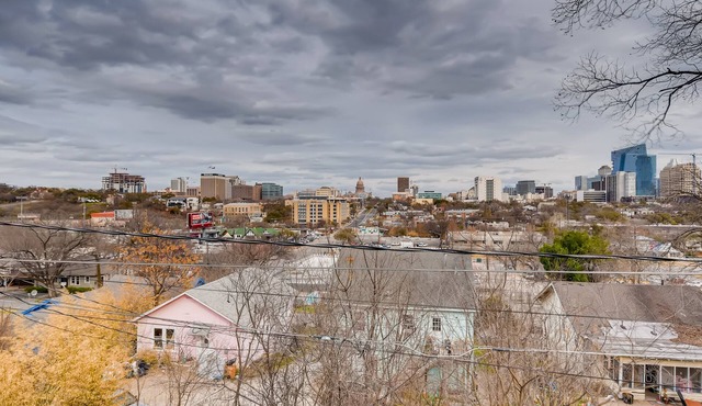 Texas Capitol Loft - 30 Day or More Rental - by PMI Austin Metro
