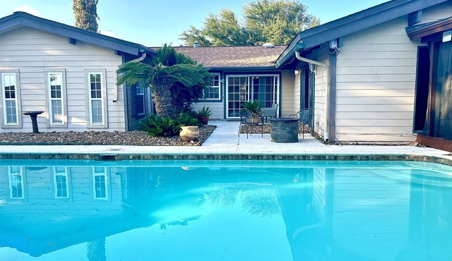 Texas Charming 4 bed with pool/Hottub by Lackland