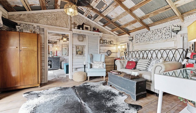 Texas Chic Barndo - 1920’s converted Barn into a luxury cabin for 2