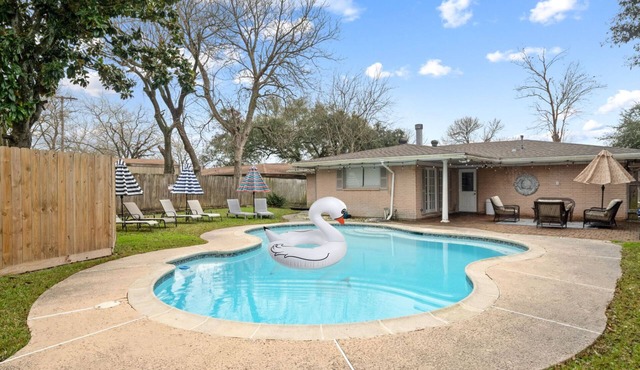 Texas City Palace: 6 beds, Pool-sleeps 12+