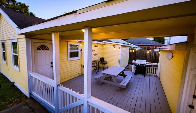 Texas City Salty home~ king bed- outdoor patio near Galveston, Kemah, fishing