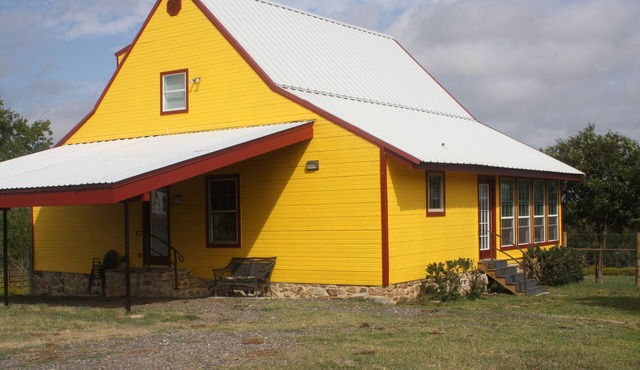 Texas Country Get Away close to all, pet friendly, enclosed yard,pastures & more