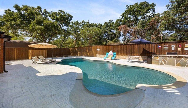 Texas Country Oasis - Pool, Game Room & Near Stockyards & Arlington