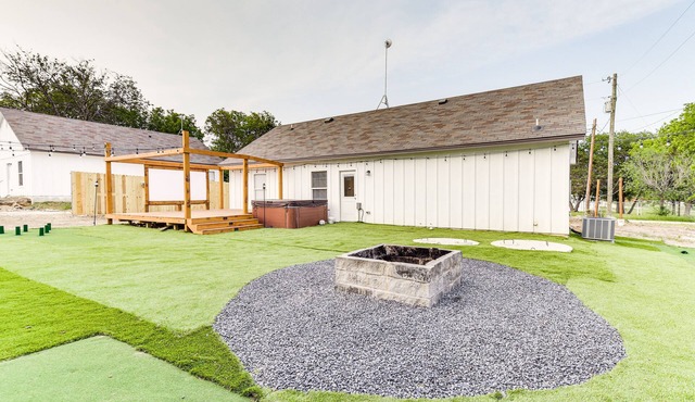 Texas Family Home w/Hot Tub: 1 Mi to Lake Whitney