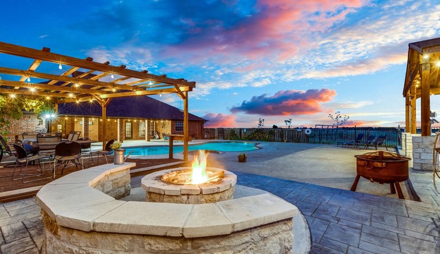 Texas Farmhouse on 10 Acres with private Pool and Hot Tub Spa