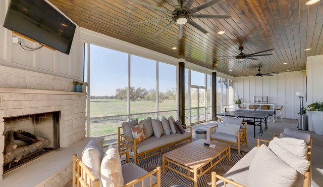 Texas Farmhouse on 5 Acres: Patio & Grill!