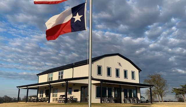 Texas Farmhouse/Ranch on 150 Acres - NEW CONSTRUCTION - Sleeps 18