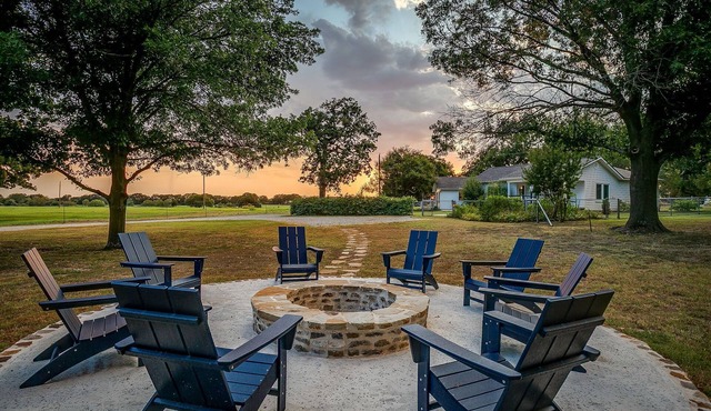 Texas Farmhouse Stay 2BR + Studio Suite