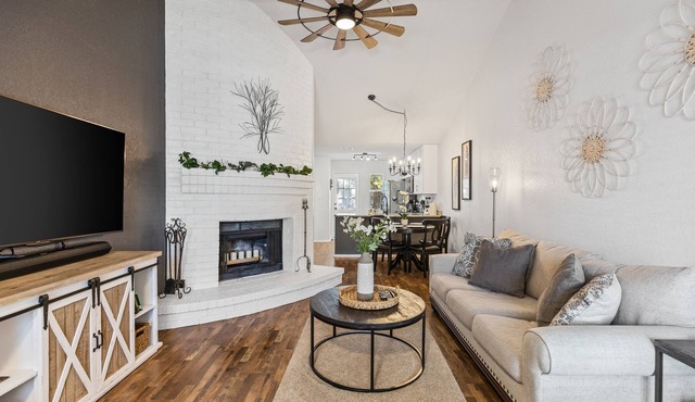 Texas Gardens- A Beautiful Cottage in the heart of DFW