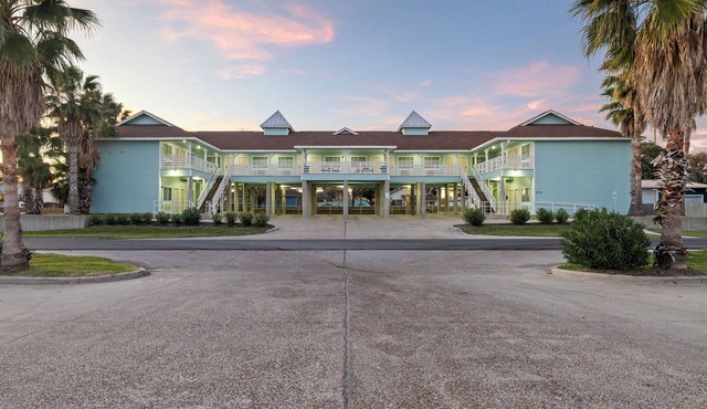 Texas Gulf Coast Family Room - Private Entry & Marina Views