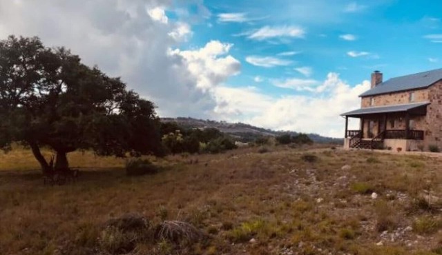 Texas Hill Country House- 17 private, dog friendly acres