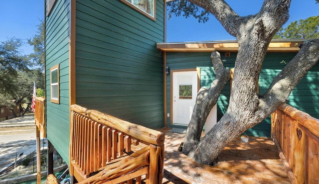 Texas Hill Country Treehouse with Deck & Scenic Views