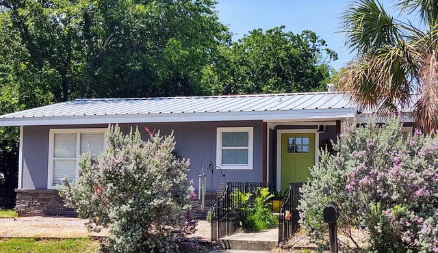 Texas Hill Country cottage near Lake Marble Falls, Pet-friendly!