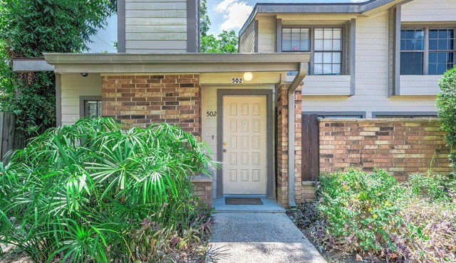 Texas inspired townhome near the heart of League City.