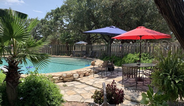 Texas Lake cabin , private hot tub , outdoor kitchen . Pool & kayaks shared .