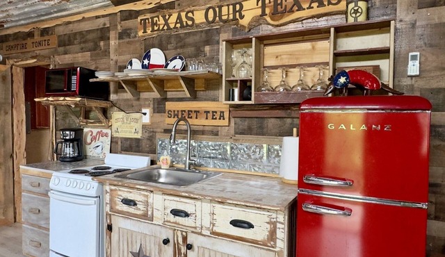 Texas Our Texas | Fun & Unique Cabin Close to Castell