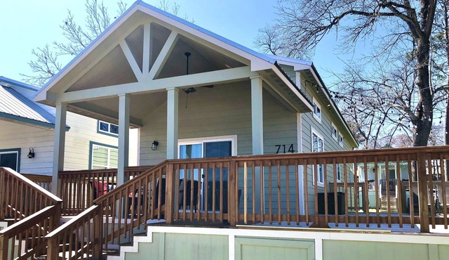 Texas Renaissance Festival! Lake Front Conroe 3 BR Condo with massive porch!