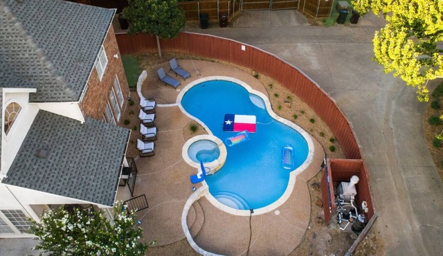 Texas Size 5 Bed 3.5Bath Hot Tub ,Pool, fast WiFi!