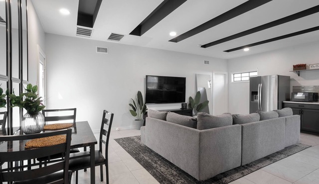 Texas State Fair/Downtown/Uptown Modern Villa with Game Room and Patio!